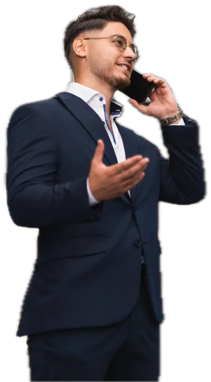 Kaan Yusein, Gründer von Kanzlei Köpfe, beim Telefonat